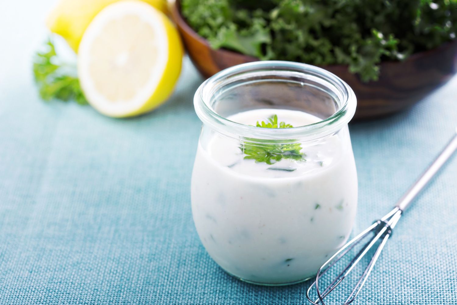 Joghurt-Kräuter-Dressing – Frisch, cremig &amp; vielseitig - Magazin ...