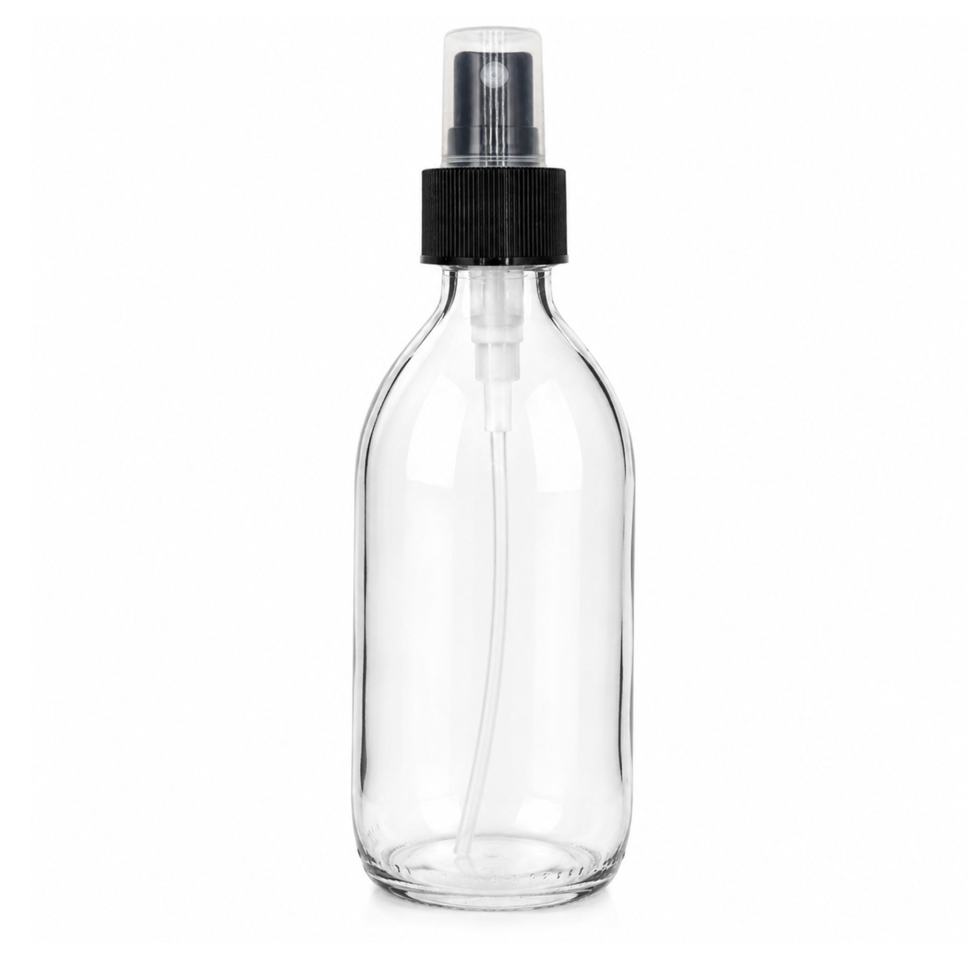 Transparente Kunststoffflasche mit weißem Sprühkopf, zylindrischer Form und leicht abgerundeten Schultern, vor weißem Hintergrund.