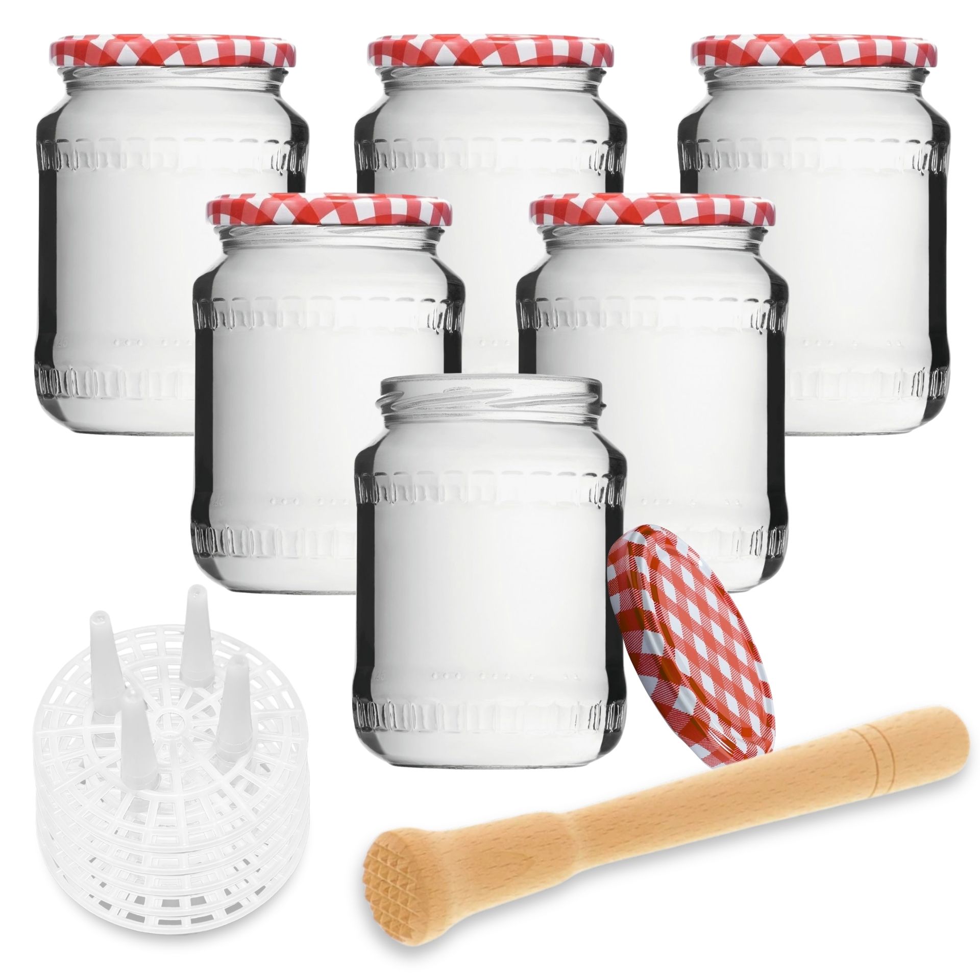 Fermentierset 720 ml – 6 Gläser mit Deckel, Gitter und Stößel für Gemüse selbstgemacht Fermentierset bestehend aus sechs 720-ml-Einmachgläsern mit Deckeln, weißen Fermentiergittern und einem Holzstößel; alle Komponenten stehen aufrecht nebeneinander auf einer weißen Oberfläche.