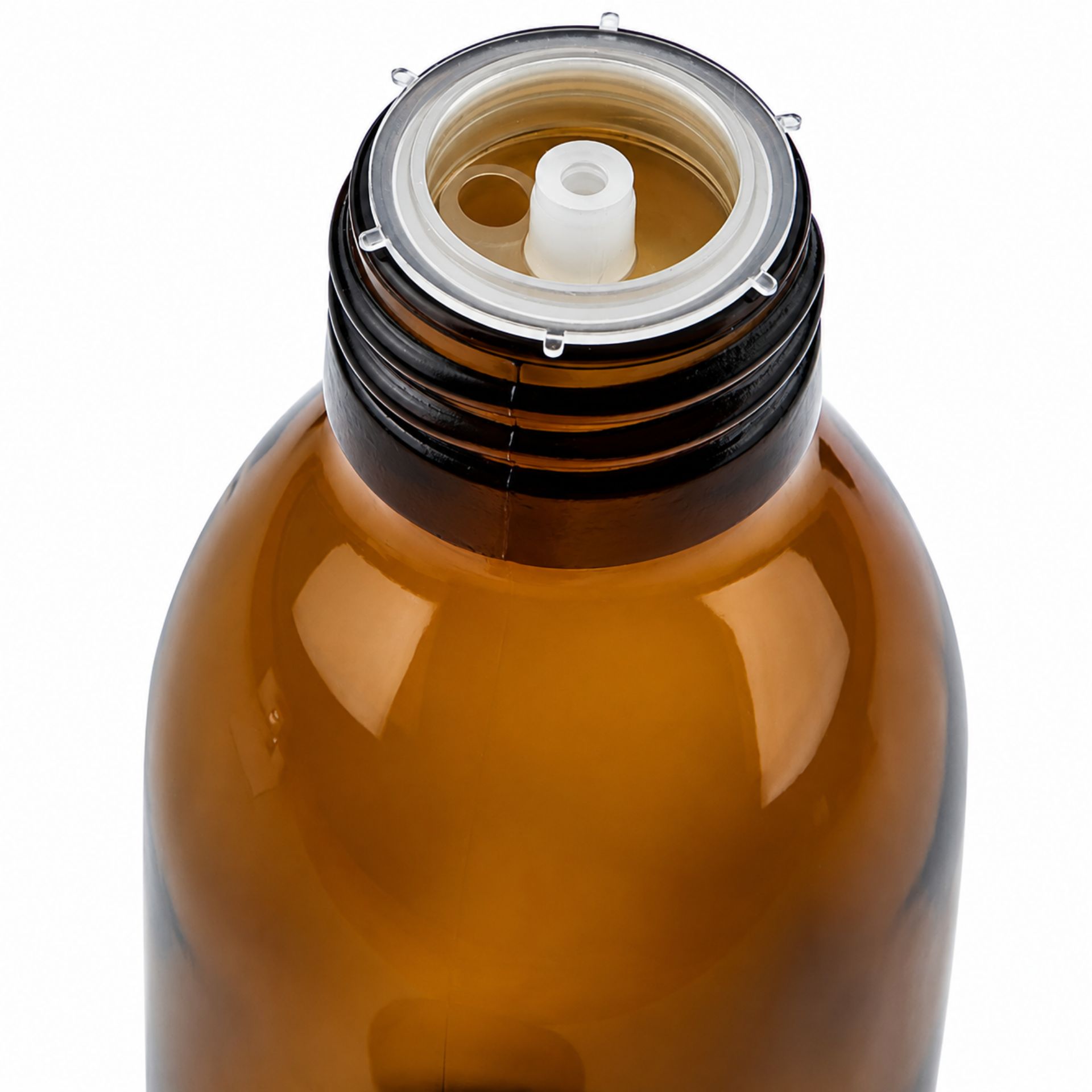 Weiße PET-Apothekerflasche mit Tropfverschluss, stehend vor weißem Hintergrund, leicht von vorne fotografiert.