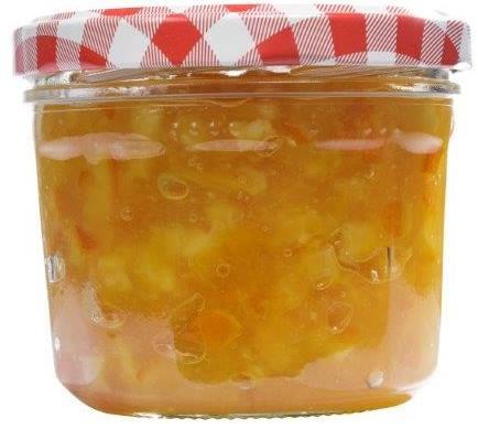 Facette Glas 240ml 4er Set - Hochwertige Trinkgläser für stilvolle Präsentation Vier leere, durchsichtige Glasflaschen mit à 240 ml Fassungsvermögen der Serie „Facette“ stehen nebeneinander auf weißem Hintergrund; jede Flasche hat ein sechseckiges Design mit Schraubverschluss.