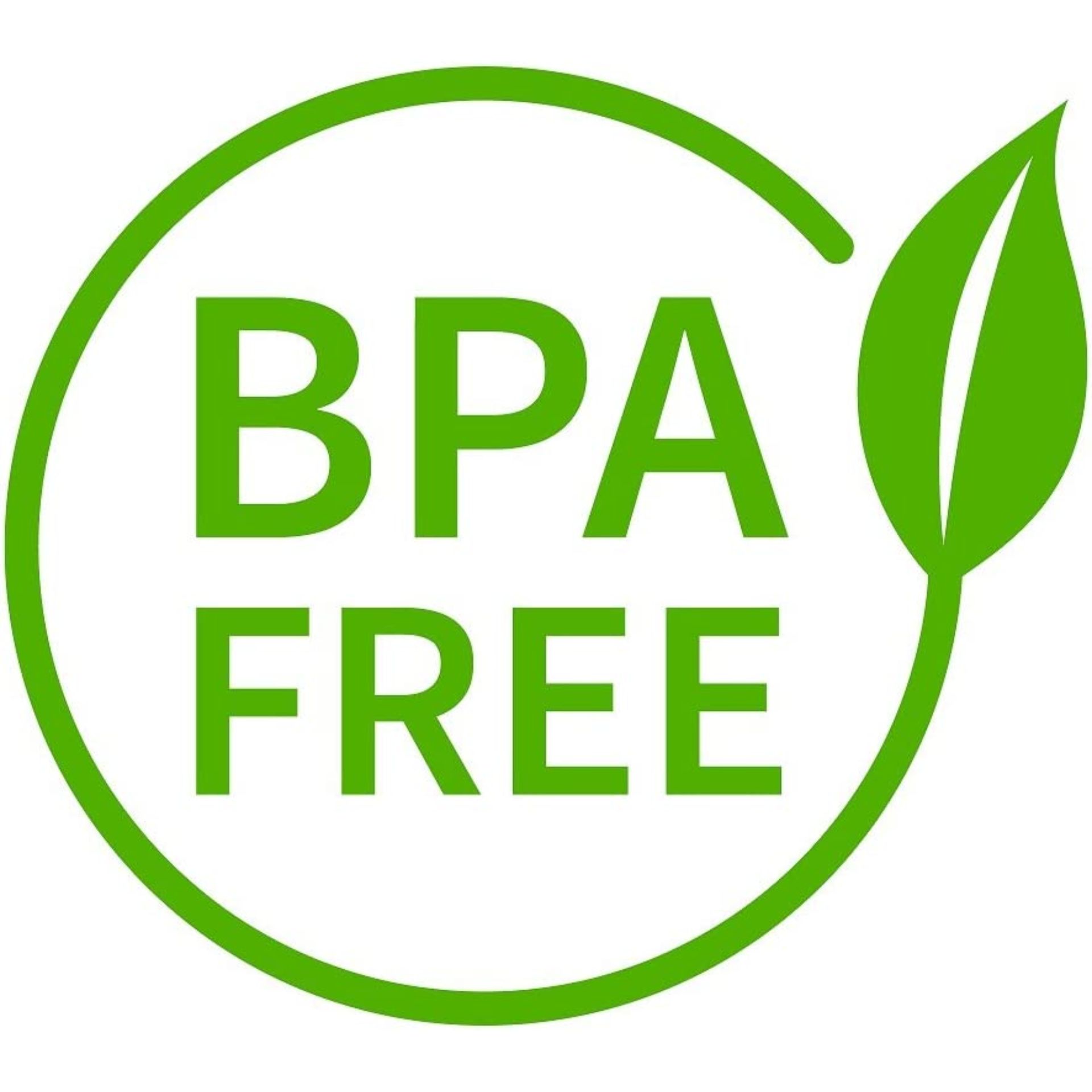 Transparente Kunststoffflasche mit rotem Deckel, stehend auf weißem Hintergrund, daneben das grüne Symbol „BPA-frei“ mit stilisiertem Blatt – Hinweis auf gesundheitsverträgliches, BPA-freies Material.