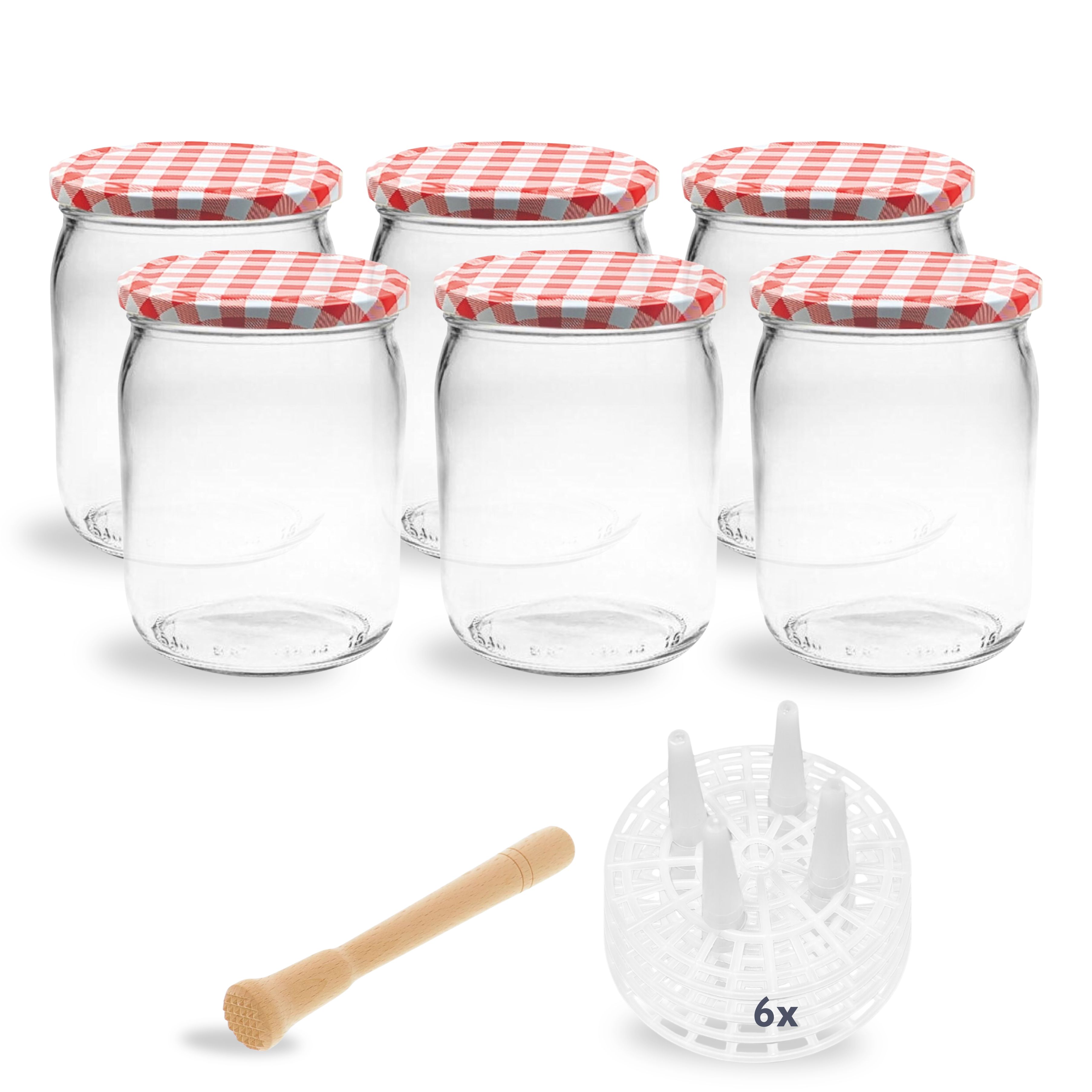 6-teiliges Fermentierglas-Set mit sechs transparenten 540 ml Gläsern, jeweils mit silbernem Schraubdeckel, Beschriftungsetiketten, einem Holz-Stempel zum Stampfen von Gemüse und einem Rezeptheft, arrangiert auf einer weißen Oberfläche.
