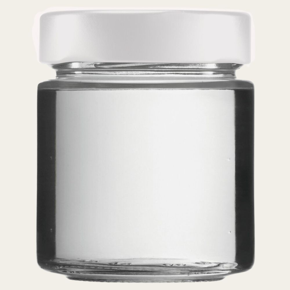 Flasche und Glas in Weiß auf neutralem Hintergrund - Perfekt für moderne Getränkepräsentation und elegantes Servieren.