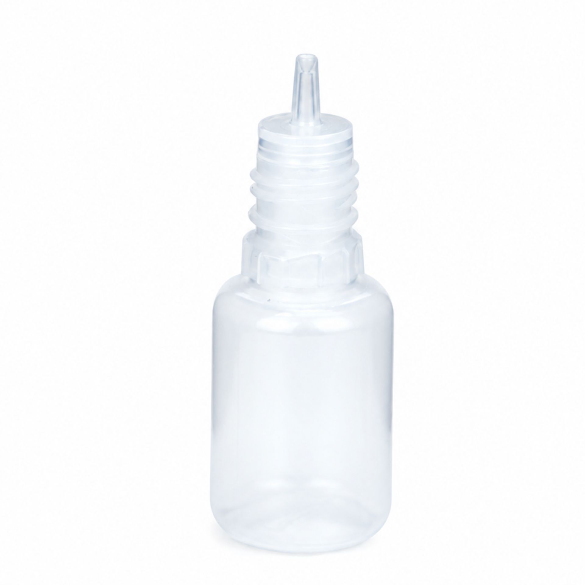 Transparente Quetschflasche mit 10 ml Fassungsvermögen aus Kunststoff, mit dünner Tropfspitze und schwarzem Schraubdeckel, stehend vor weißem Hintergrund.