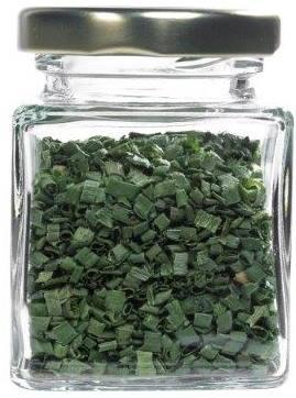 Leere grüne Bierflasche aus Glas auf weißem Hintergrund Glasflaschen und vier stylische Trinkgläser auf einem dunklen Hintergrund in einer modernen Präsentation.