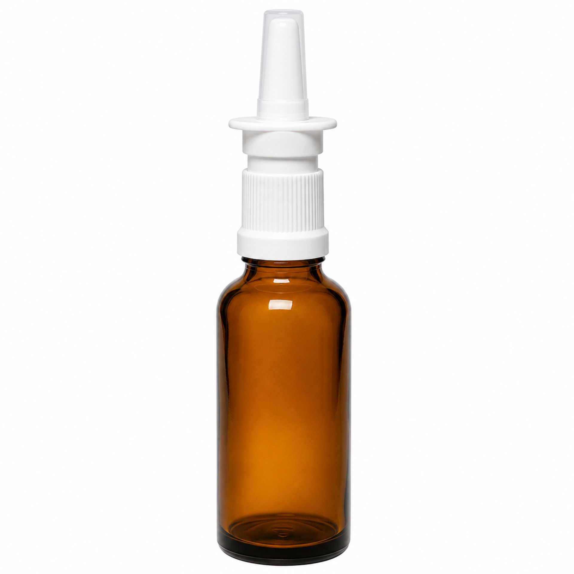 Braune 30-ml-Nasensprayflasche aus Glas mit weißem Sprühkopf und transparenter Schutzkappe vor weißem Hintergrund.