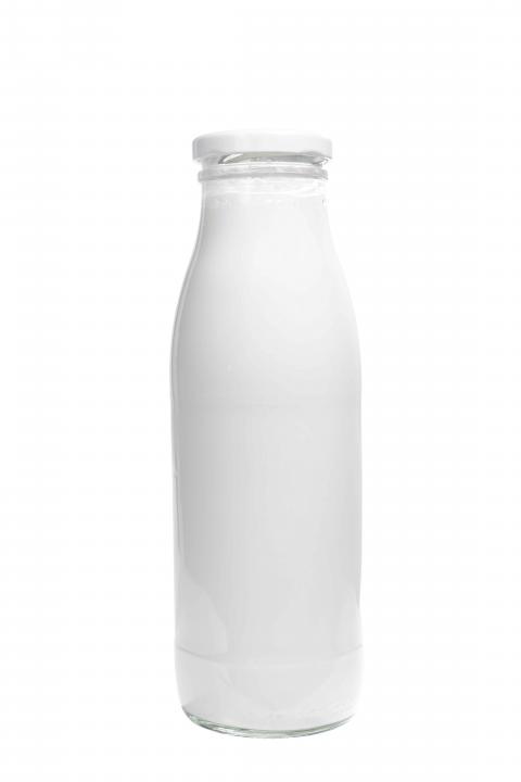 Bunte Flaschensammlung mit Gläsern und Dosen auf weißem Hintergrund Sechs farbige Glasflaschen in unterschiedlichen Formen und Farben (braun, grün, klar); stehend nebeneinander auf weißem Hintergrund, jeweils mit Schraubverschluss oder Kronkorkenöffnung.