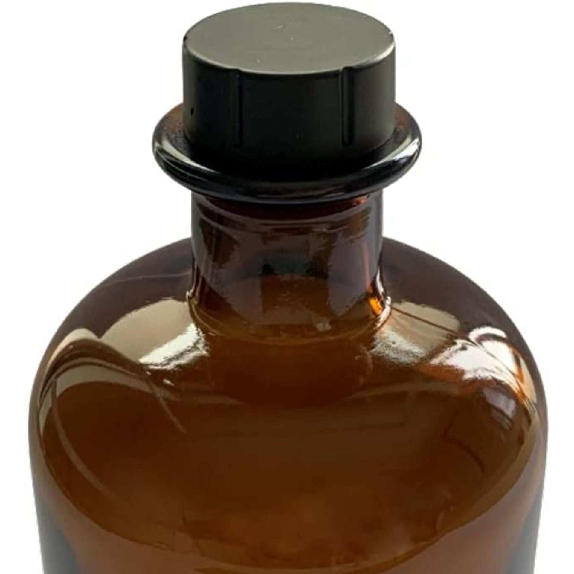 Braune Glasflasche mit 500 ml Fassungsvermögen, ausgestattet mit einem Naturkorken; die Flasche steht aufrecht vor neutralem Hintergrund.