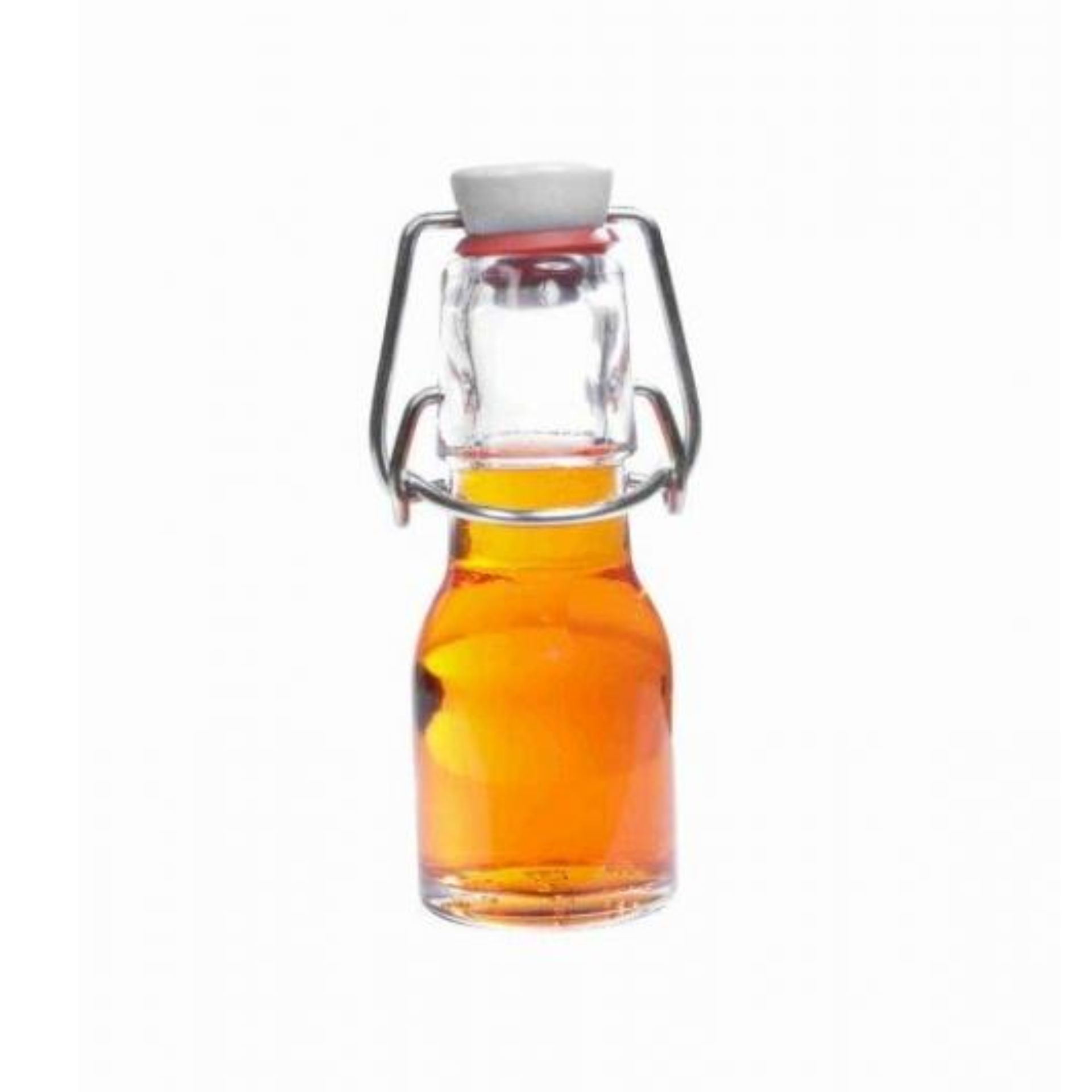 Ein stilvolles Arrangement von verschiedenen Glasflaschen, Gläsern und Dosen auf einem modernen Hintergrund, perfekt für nachhaltige Verpackungslösungen und umweltfreundliches Design; Bild für Recycling- und Abfüllunternehmen.