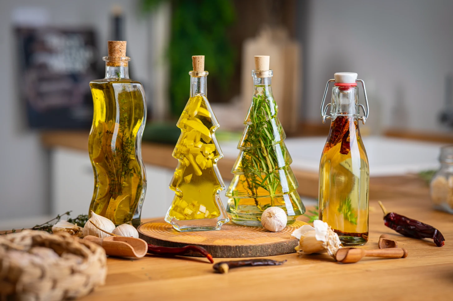 Selbstgemachtes Öl in dekorativen Flaschen auf Holzuntergrund – DIY Geschenkidee und Vorrat Selbstgemachtes Öl in einer klaren Glasflasche mit dekorativem Verschluss, umgeben von frischen Kräutern und Gewürzen auf einem dunklen Holzuntergrund. Ideal zur Verfeinerung von Gerichten.