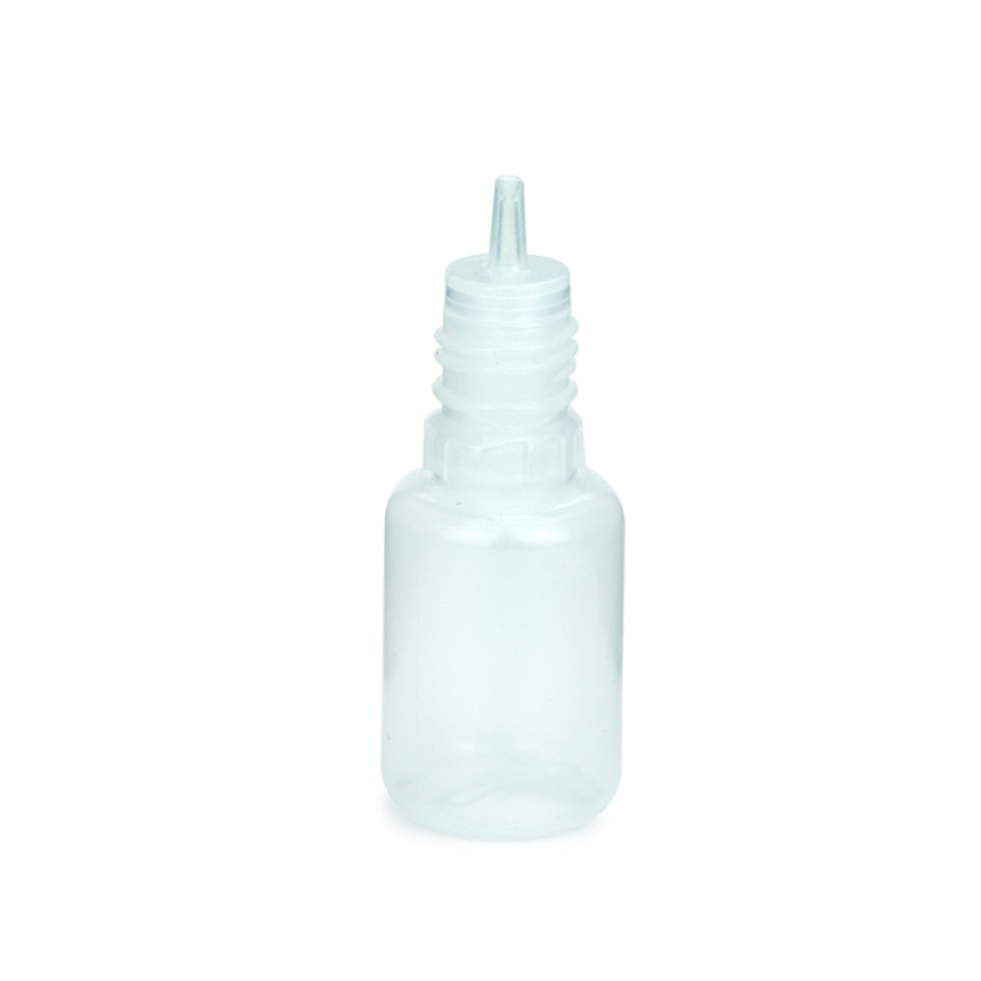 Kleine transparente Quetschflasche 10 ml für E-Liquid mit Verschlusskappe Transparente Quetschflasche mit 10 ml Fassungsvermögen aus Kunststoff, mit dünner Tropfspitze und schwarzem Schraubdeckel, stehend vor weißem Hintergrund.
