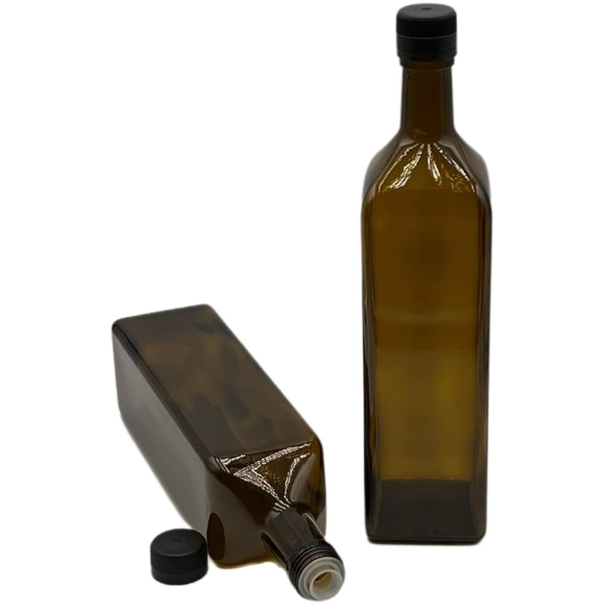 Klare Glasflasche mit kurzem Hals und ohne Etikett, stehend auf weißem Hintergrund.