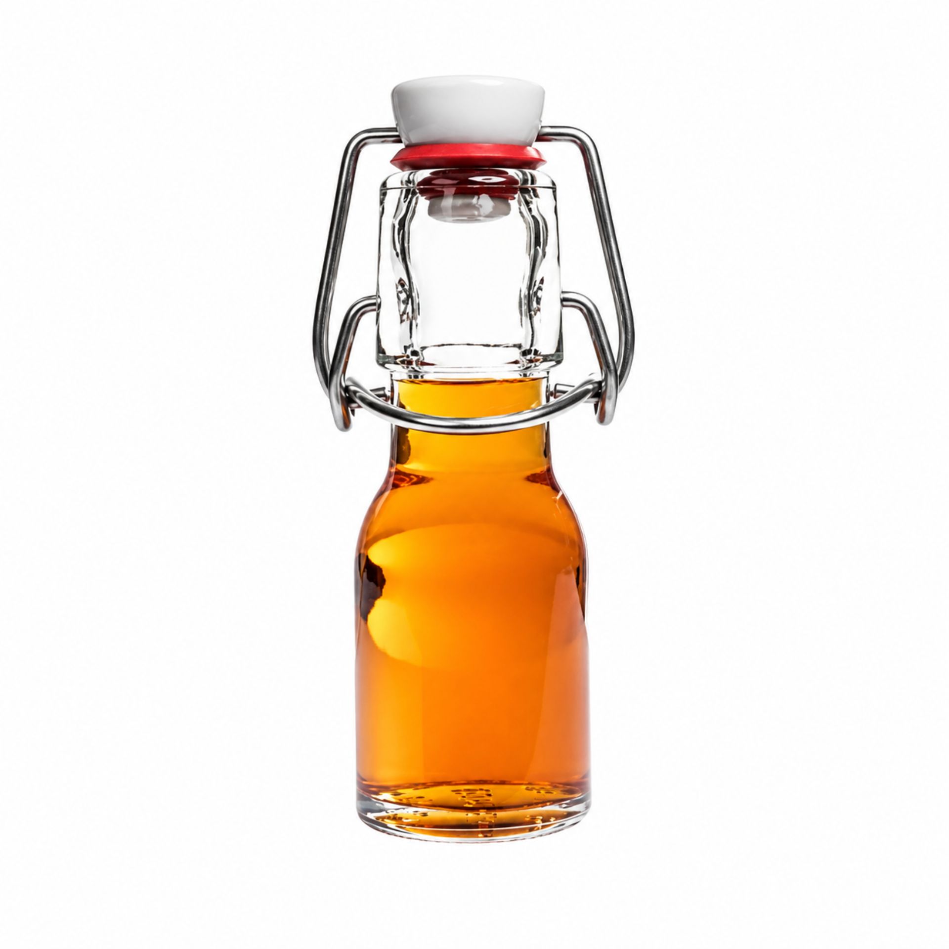 Ein stilvolles Arrangement von verschiedenen Glasflaschen, Gläsern und Dosen auf einem modernen Hintergrund, perfekt für nachhaltige Verpackungslösungen und umweltfreundliches Design; Bild für Recycling- und Abfüllunternehmen.
