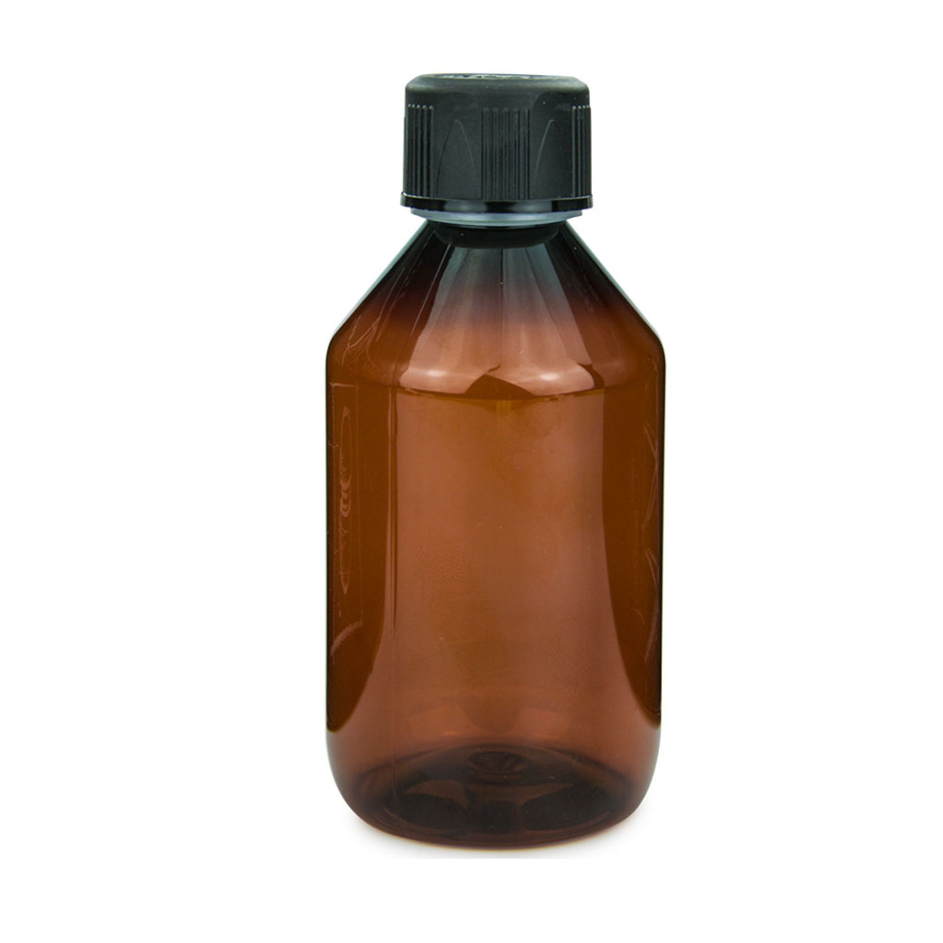 Leere, transparente Bierflasche aus Glas mit langem Hals und ohne Etikett vor weißem Hintergrund.
