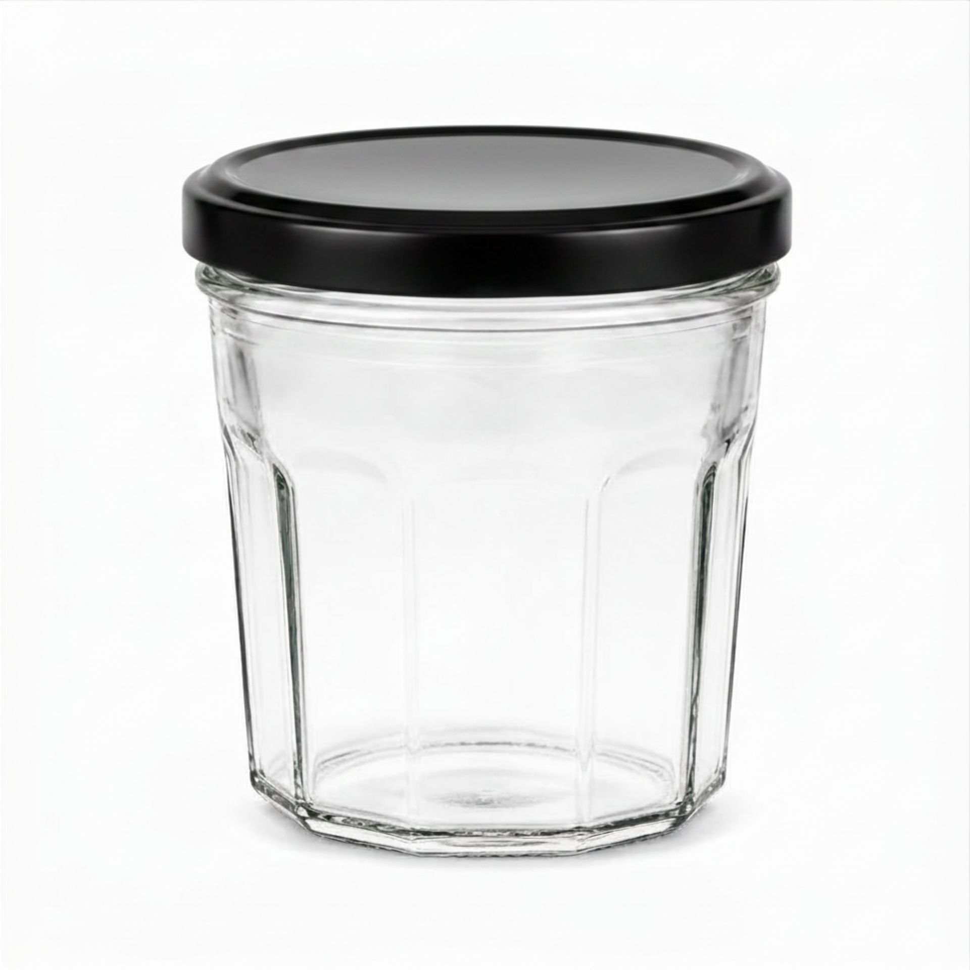 Vier leere, transparente Glasflaschen mit 324 ml Inhalt in klarer, zylindrischer Form mit Facettenschliff, stehend in einer quadratischen Anordnung auf weißem Hintergrund.