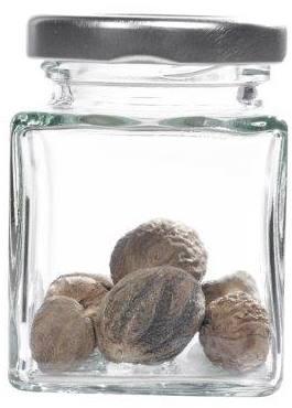 "Violett Gläser, Flaschen, Dosen Arrangement - Elegantes Design für Event Dekoration" Hand, die eine geöffnete Getränkedose mit schwarzem Strohhalm hält; im Hintergrund unscharfer Weihnachtsbaum mit goldenen und roten Kugeln sowie Lichterkette.