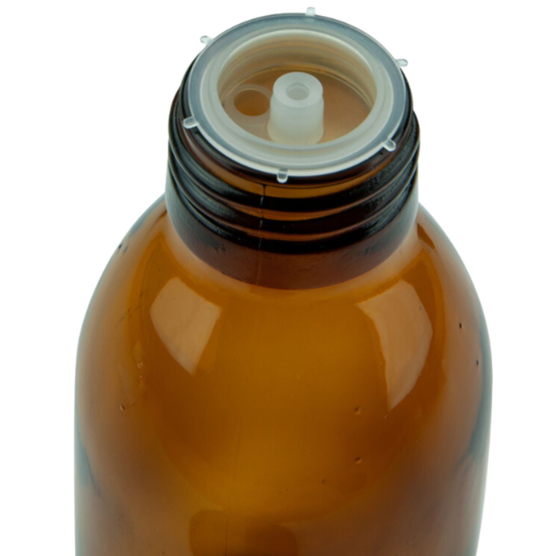 Weiße PET-Apothekerflasche mit Tropfverschluss, stehend vor weißem Hintergrund, leicht von vorne fotografiert.