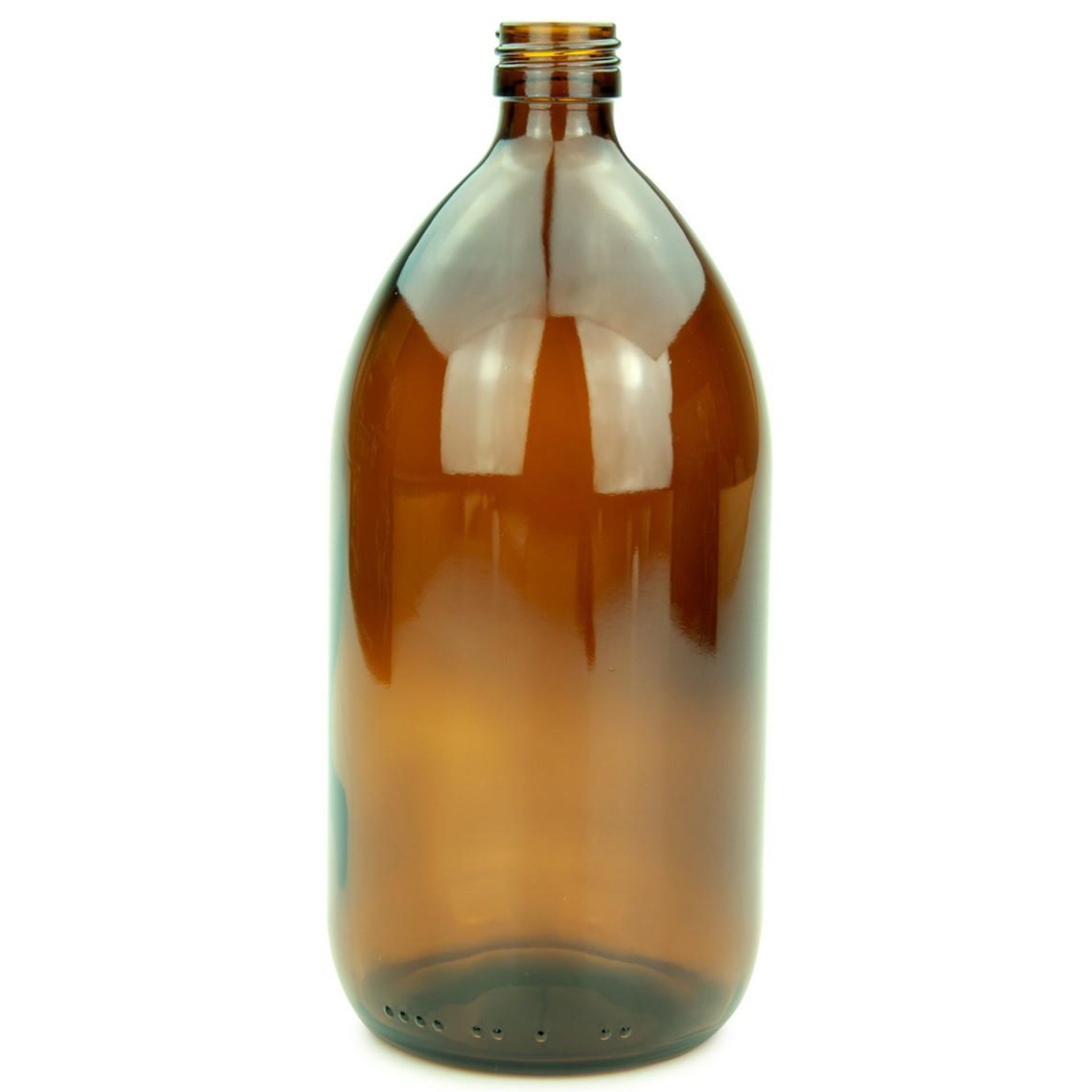 "Bunte Getränkedosen in Kartonverpackung vor weißem Hintergrund" Mehrere transparent-braune Glasflaschen mit Bügelverschluss stehen aufrecht auf einem Holztisch; im Hintergrund Holzkisten und weitere Flaschen, unscharf dargestellt.