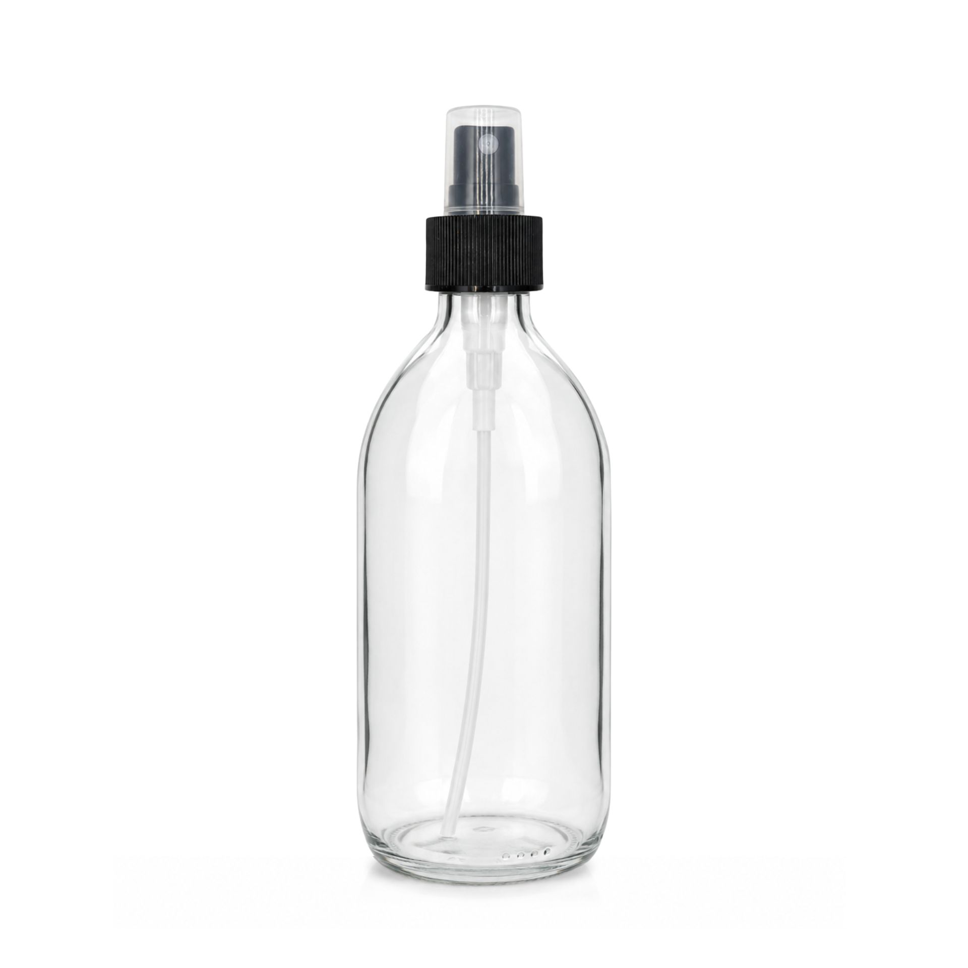 Transparente Sirupflasche mit schwarzem Sprühaufsatz, stehend auf weißem Hintergrund.