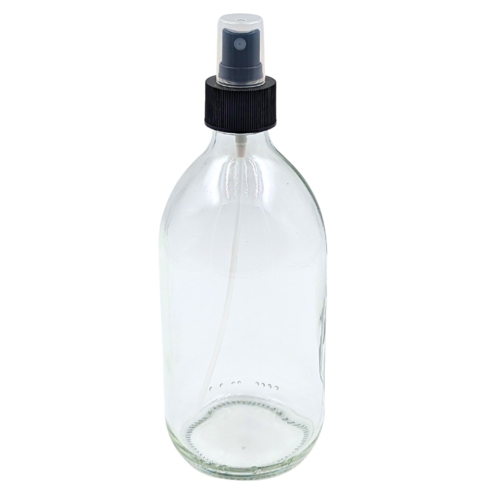 Transparente Sirupflasche mit schwarzem Sprühaufsatz, stehend auf weißem Hintergrund.