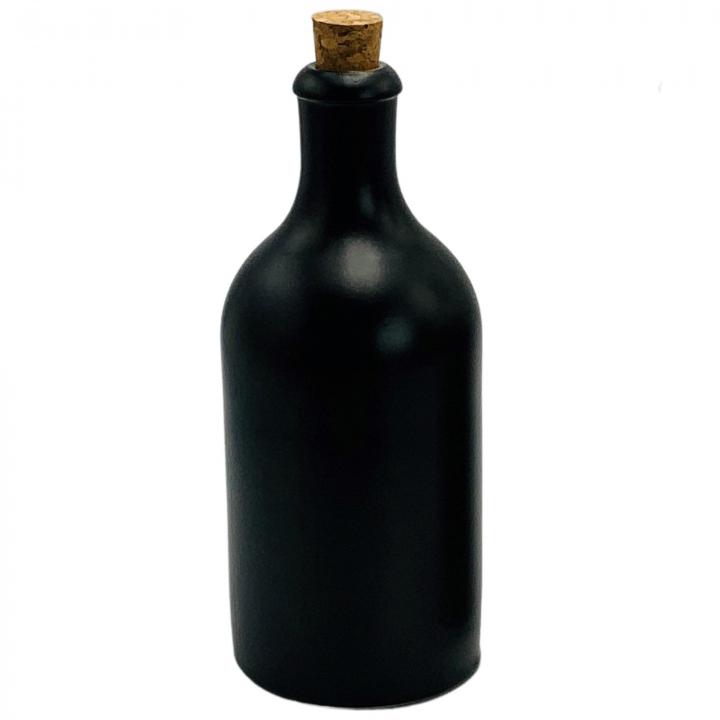 Schwarze Glasflasche mit Korkverschluss – 500ml – Leere Flasche zum Befüllen Glasflasche mit schwarzem Korkverschluss, isoliert auf weißem Hintergrund – ideal für Getränke oder Dekoration.