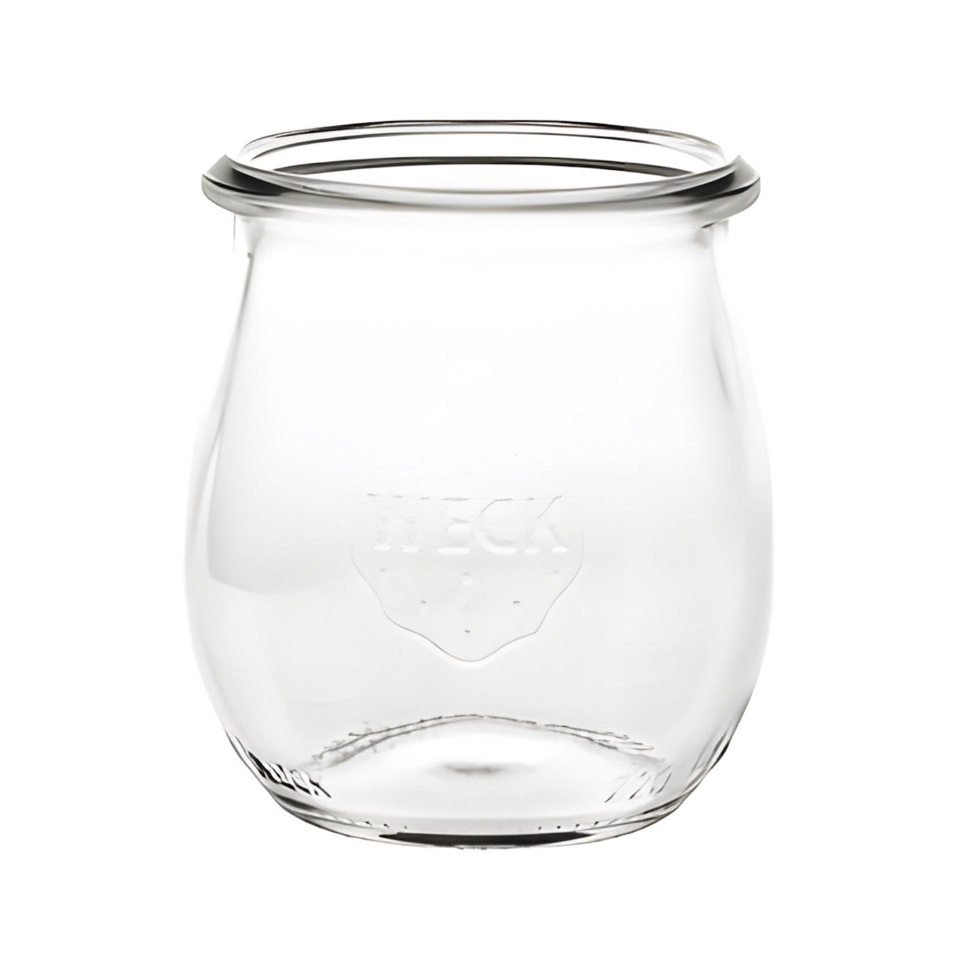 Leere, klare Glasflasche mit langem Hals und Schraubverschluss, stehend auf weißem Hintergrund.