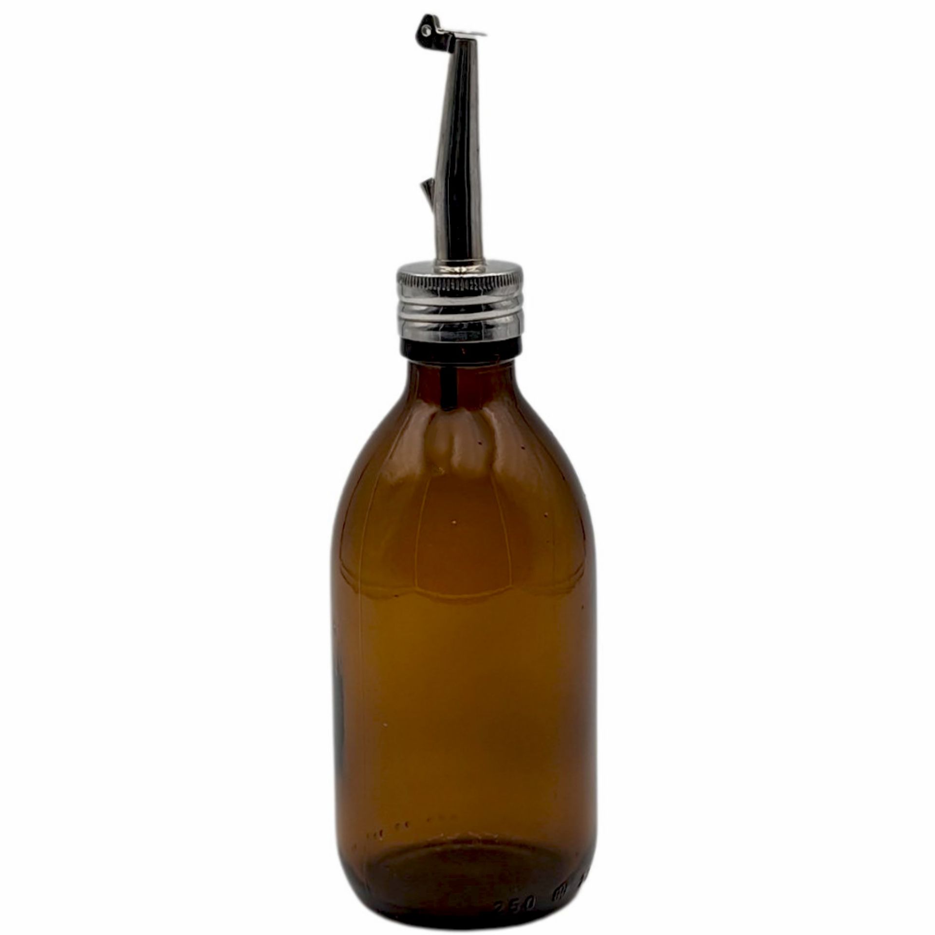 Apothekerflasche aus braunem Glas mit 250 ml Fassungsvermögen, ausgestattet mit einem Ausgießer aus Edelstahl auf weißem Hintergrund.