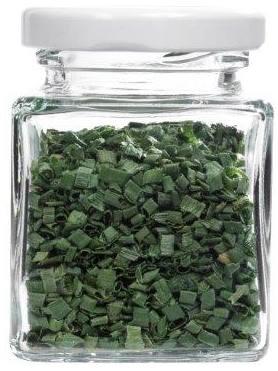 Flasche mit Eule Design im Waldhintergrund Leere Glasflasche mit Schraubverschluss auf weißem Hintergrund, zylindrische Form, transparente Oberfläche, spiegelt Licht leicht wider.