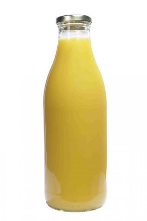Verschiedene Flaschen, Gläser und Dosen auf hellem Hintergrund Sechs leere Glasflaschen in verschiedenen Formen und Größen, stehend nebeneinander auf weißem Hintergrund.