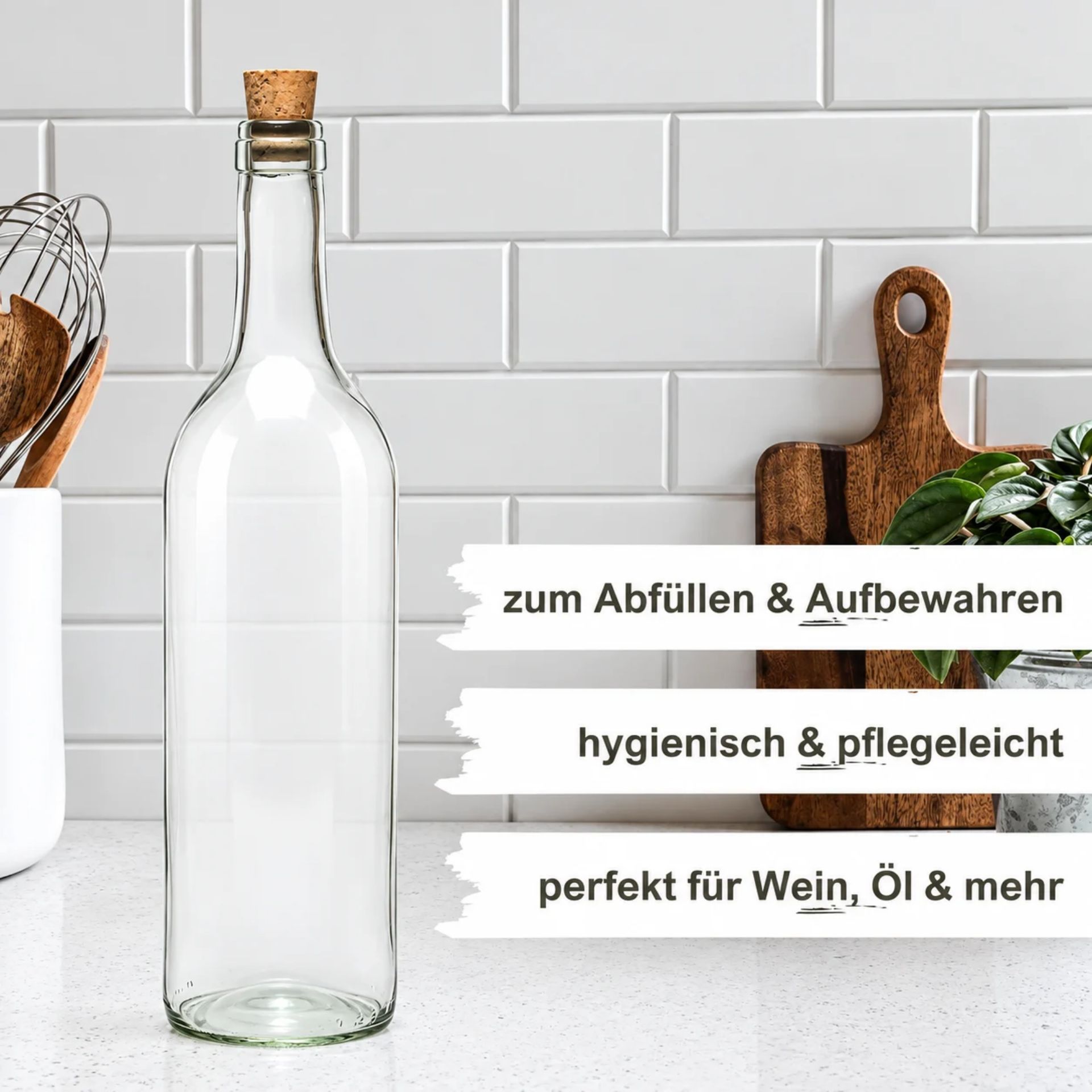 Klare 750-ml-Weinflasche aus Glas mit langem Hals und Naturkorken, stehend vor weißem Hintergrund.