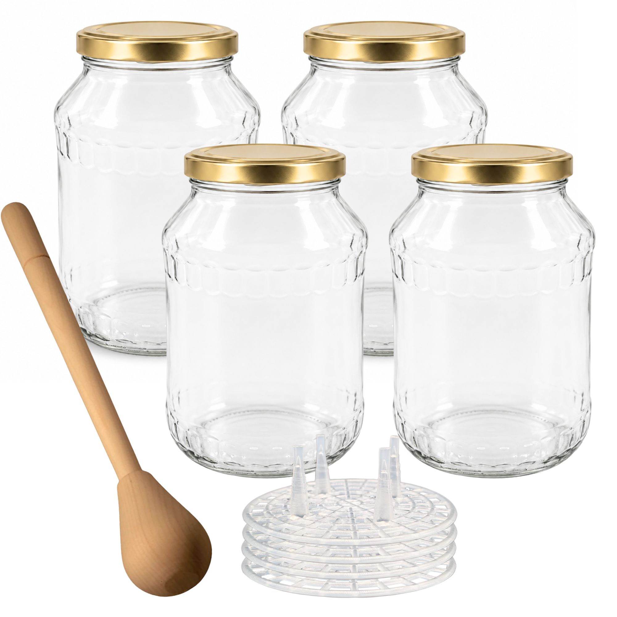 Fermentier-Starter-Set mit vier 2650-ml-Gläsern, jeweils mit Gitterdeckel, einem Holzstampfer und Zubehör auf hellem Untergrund arrangiert.