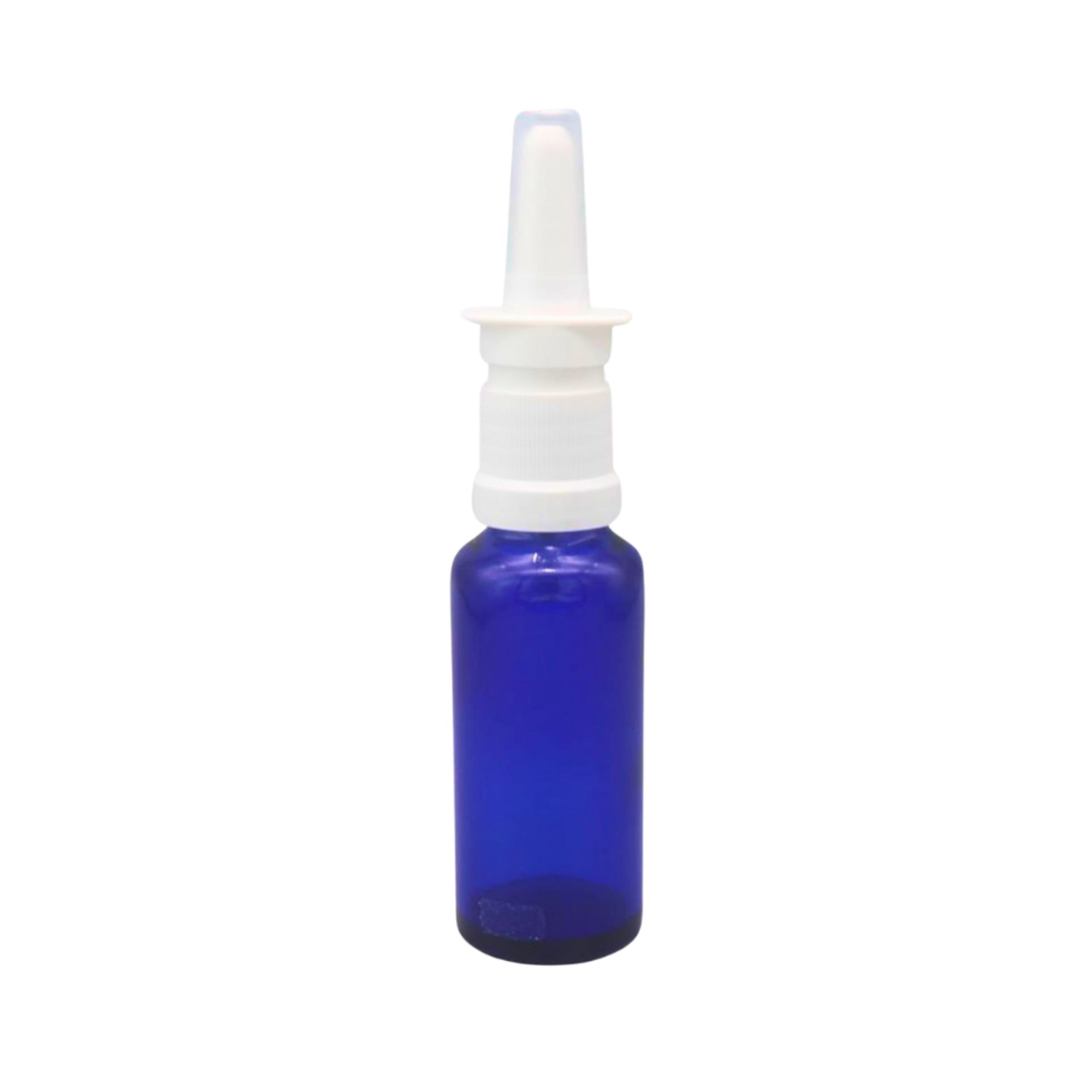 Blaue Nasensprayflasche aus Kunststoff mit durchsichtigem Deckel und weißem Sprühaufsatz, Fassungsvermögen 30 ml, freistehend auf weißem Hintergrund.