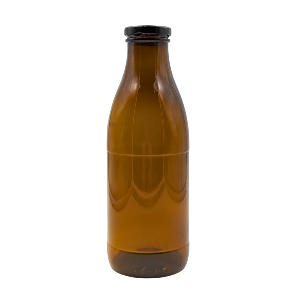 Milchflasche 1 Liter Braun Glasflasche Vorneansicht Braune 1-Liter-Milchglasflasche mit Schraubgewinde, stehend auf weißem Hintergrund.