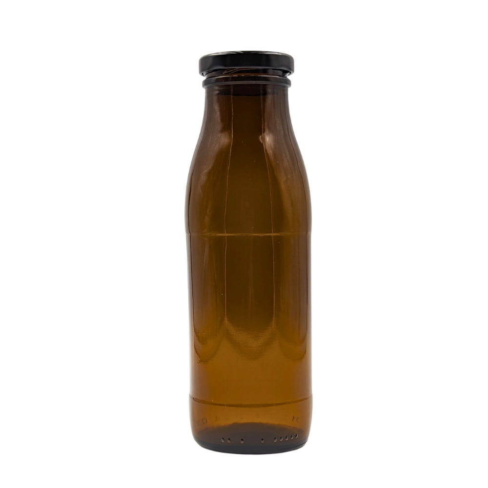 Braune Milchflasche 500 ml – Wiederverwendbares Glasbehältnis für Flüssigkeiten Braune 500-ml-Glasflasche mit weitem Hals und Schraubgewinde, stehend auf weißem Hintergrund.