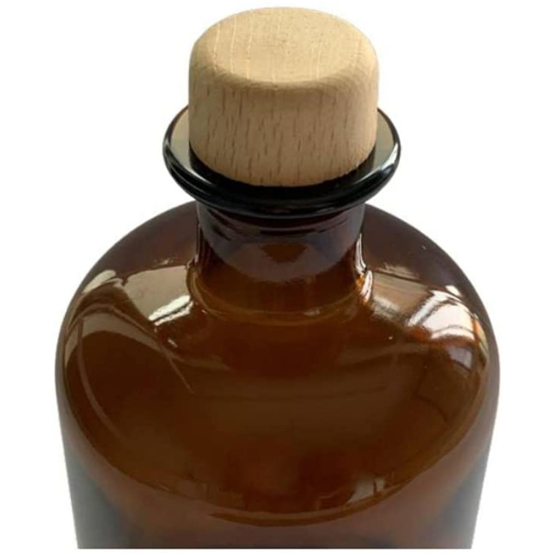 Braune Glasflasche mit Korkenausgießer 500 ml Vintage Design Braune Glasflasche mit 500 ml Fassungsvermögen, ausgestattet mit einem naturfarbenen Kork-Ausgießer, stehend auf heller Oberfläche vor neutralem Hintergrund.