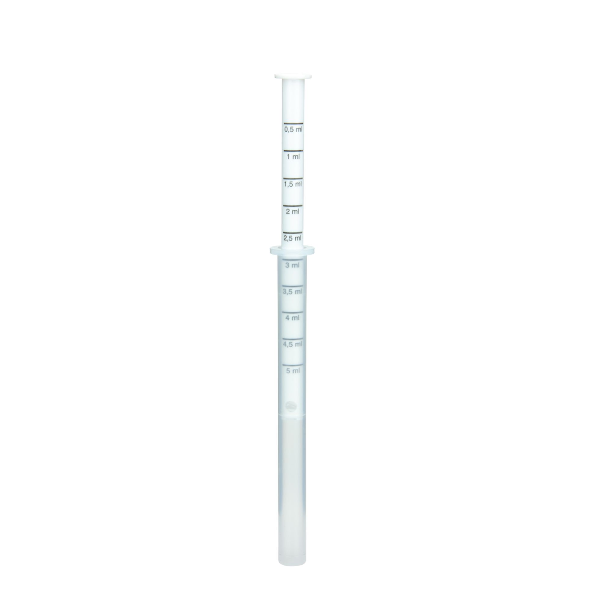PET-Dosierspritze mit Adapter – präzise Medikamentendosierung für Apothekerflaschen Transparente PET-Dosierspritze mit schwarzem Adapteraufsatz, liegend auf weißem Hintergrund; ermöglicht präzises Dosieren flüssiger Medikamente aus Apothekerflaschen.
