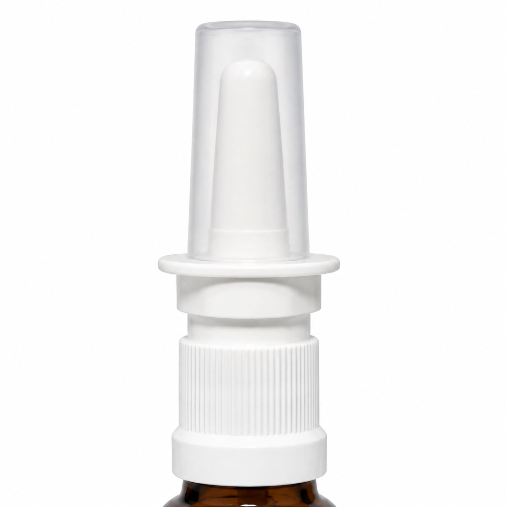 Braunes 10-ml-Nasenspray-Fläschchen mit weißem Sprühkopf vor weißem Hintergrund.
