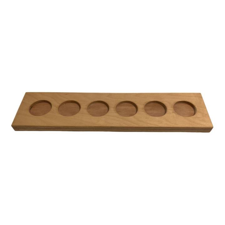 Gewürzregal aus Multiplex-Holz mit sechs Gläsern – Wandregal für Küche oder Vorratsraum Holzgewürzregal aus Multiplex mit sechs Fächern zur stilvollen Aufbewahrung von Gewürzdosen und -gläsern auf der Küche, perfekt für organisierte und platzsparende Aufbewahrung.