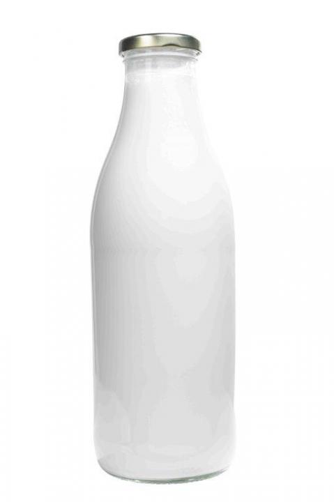 "Verschiedene Glas- und Dosenverpackungen Flaschen Gläser Dosen" Sechs leere, durchsichtige Glasflaschen mit Bügelverschluss stehen nebeneinander; jede Flasche hat eine leicht unterschiedliche Form, alle sind auf weißem Hintergrund gleichmäßig ausgeleuchtet.