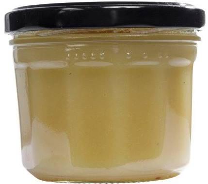 Facette 240ml Gläser Set – Stilvolle Trinkgläser für jeden Anlass. Vier leere, transparente Einmachgläser mit 240 ml Volumen aus Klarglas stehen nebeneinander auf weißem Hintergrund; jedes Glas hat eine geriffelte Facettenstruktur und einen goldfarbenen Schraubdeckel.