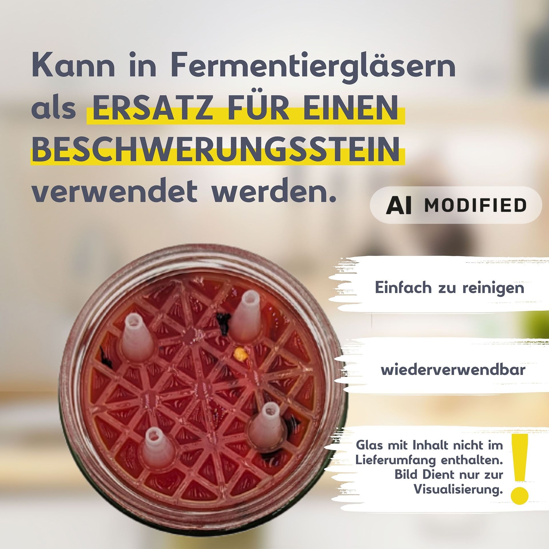 Zwei leere, durchsichtige 1-Liter-Glasflaschen mit Bügelverschluss stehen nebeneinander auf einem hellen Untergrund vor neutralem Hintergrund.
