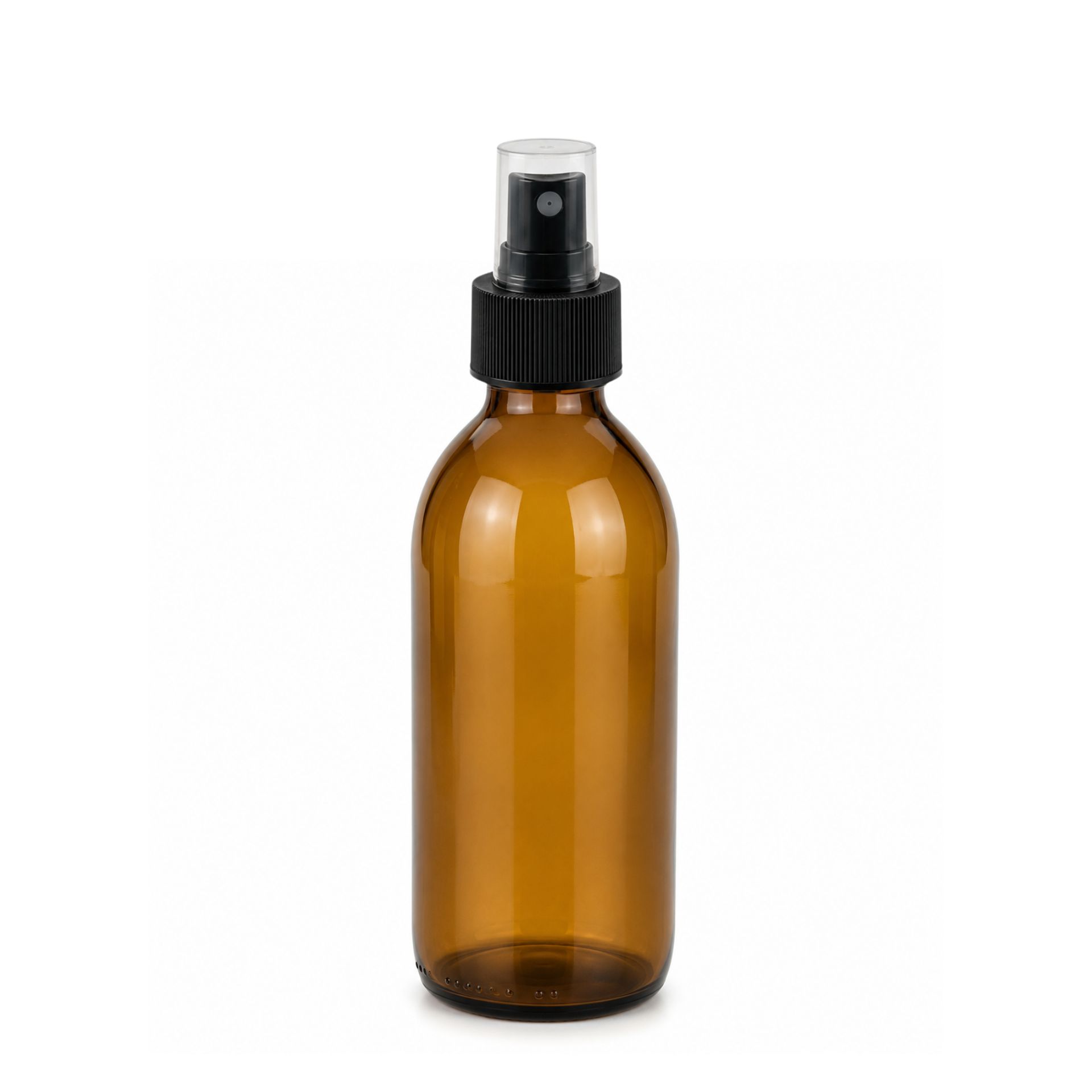 Sprühflasche mit rotem Auslösegriff und transparentem Kunststoffbehälter, befüllt mit farbloser Flüssigkeit, stehend vor weißem Hintergrund.