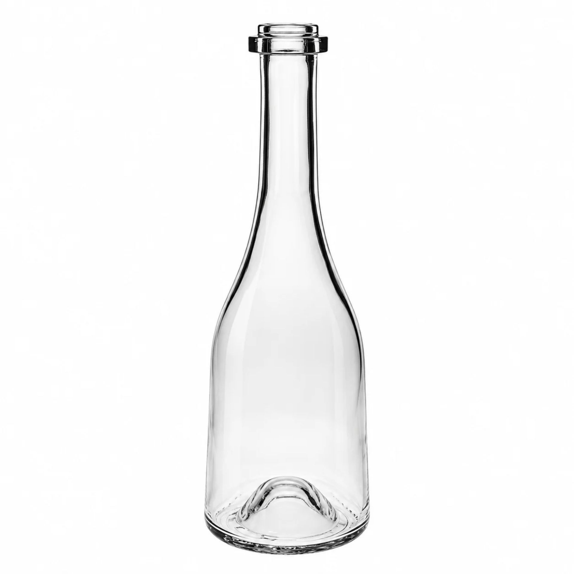 500-ml-Glasflasche mit langem, schlankem Hals und rundem Körper, verschlossen mit einem Naturkorken; steht leer und aufrecht vor neutralem Hintergrund.