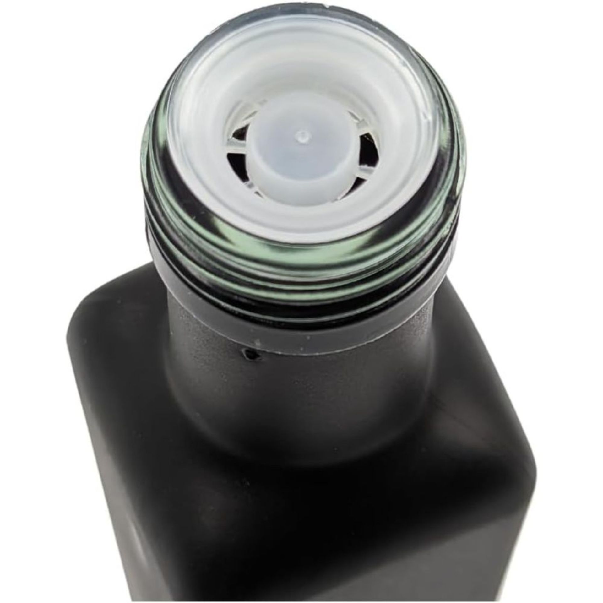 Flaschen und Gläser vor einem Vintage-Holzhintergrund – Hochwertiges Foto für Getränkefachhandel Mehrere gestapelte Getränkedosen der Marke Red Bull vor weißem Hintergrund, mit dem bekannten silber-blauen Design und dem roten Stier-Logo sichtbar.