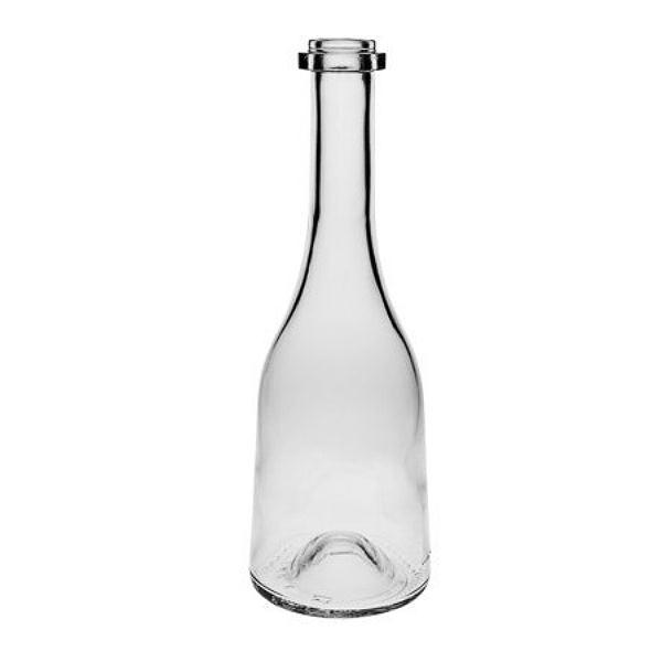 500-ml-Glasflasche mit langem, schlankem Hals und rundem Körper, verschlossen mit einem Naturkorken; steht leer und aufrecht vor neutralem Hintergrund.