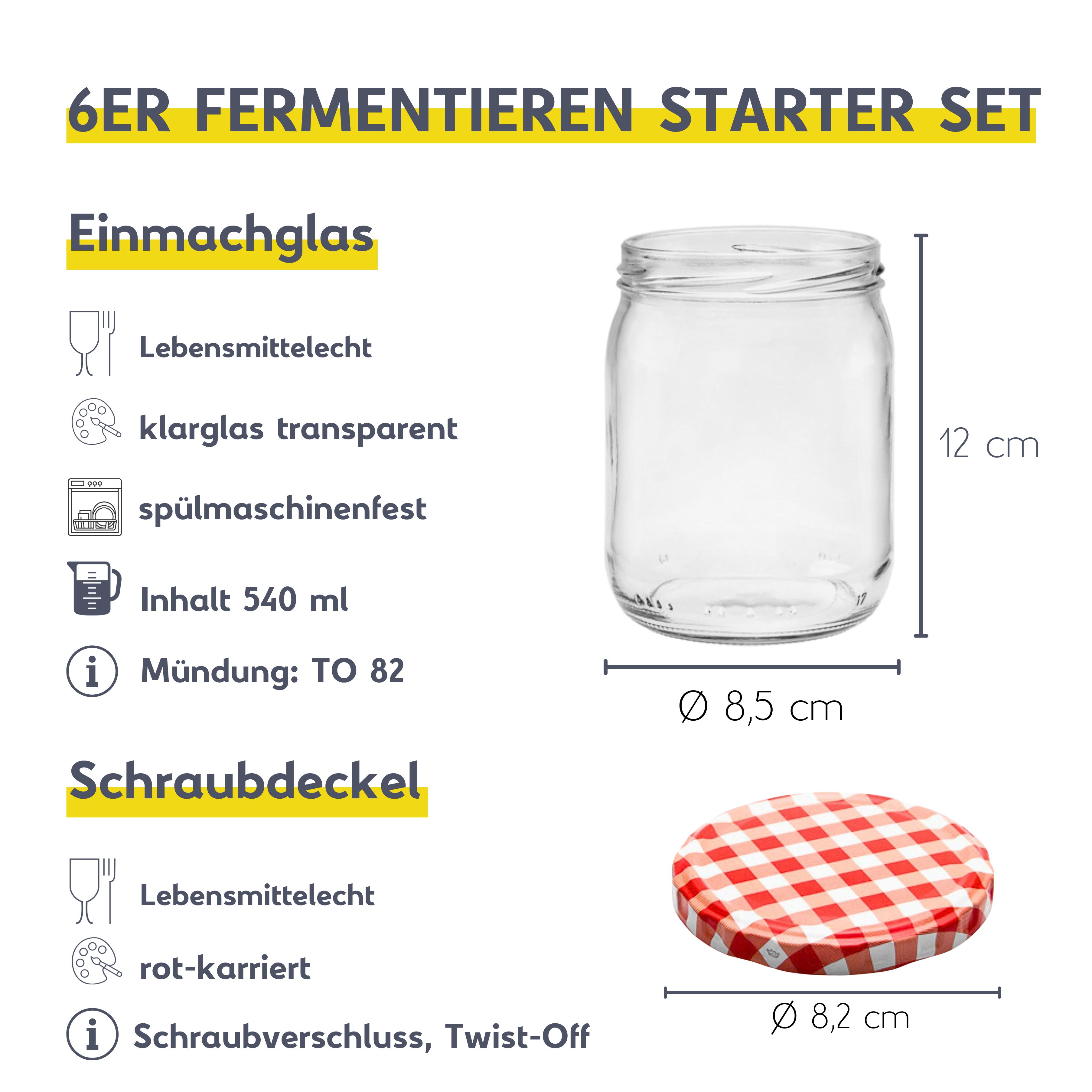 Fermentier-Set mit sechs transparenten Gläsern à 540 ml, jeweils mit Kunststofffermentationsdeckel mit Gasschlitzgitter; daneben ein heller Holzstampfer, auf einem weißen Untergrund arrangiert.