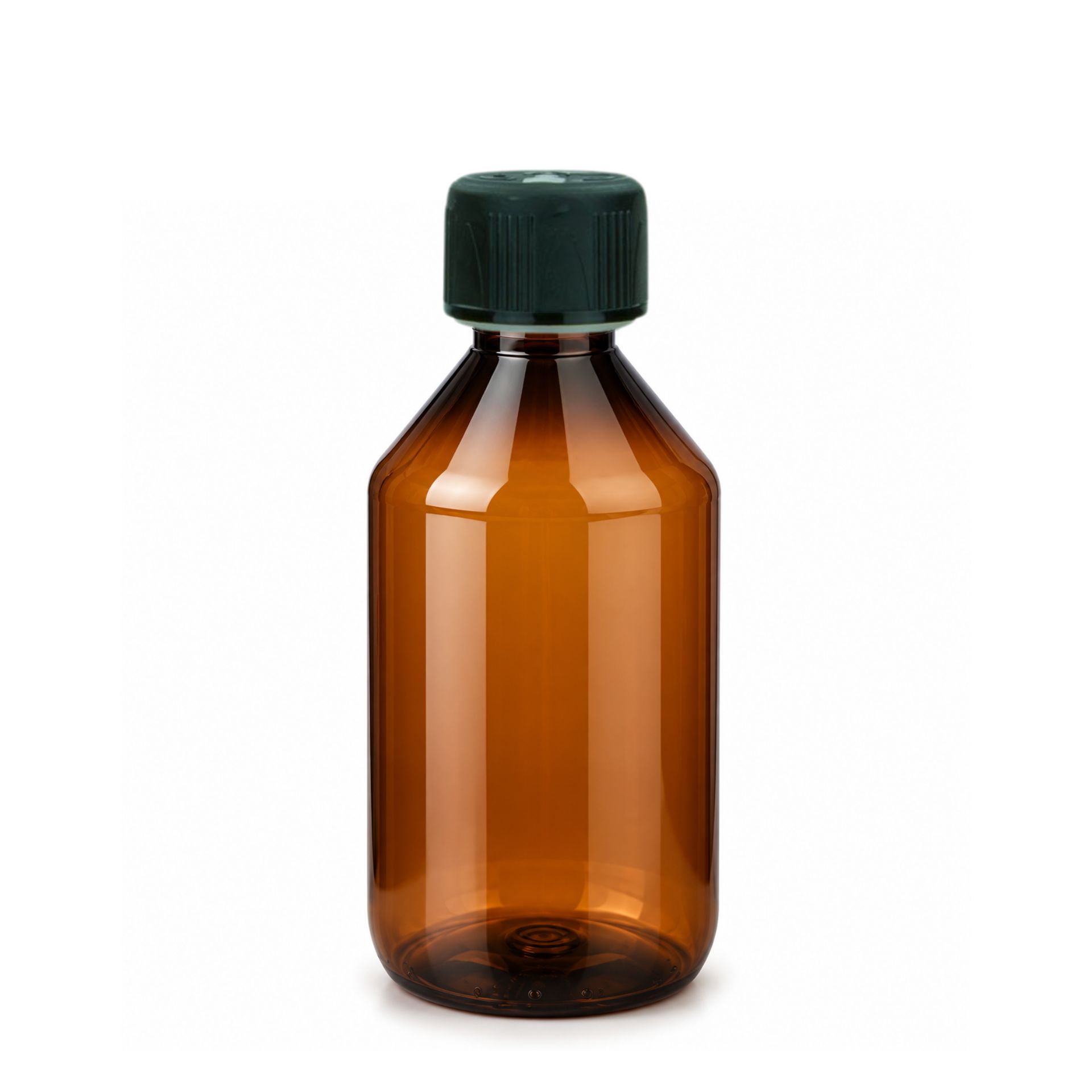 Leere, transparente Bierflasche aus Glas mit langem Hals und ohne Etikett vor weißem Hintergrund.