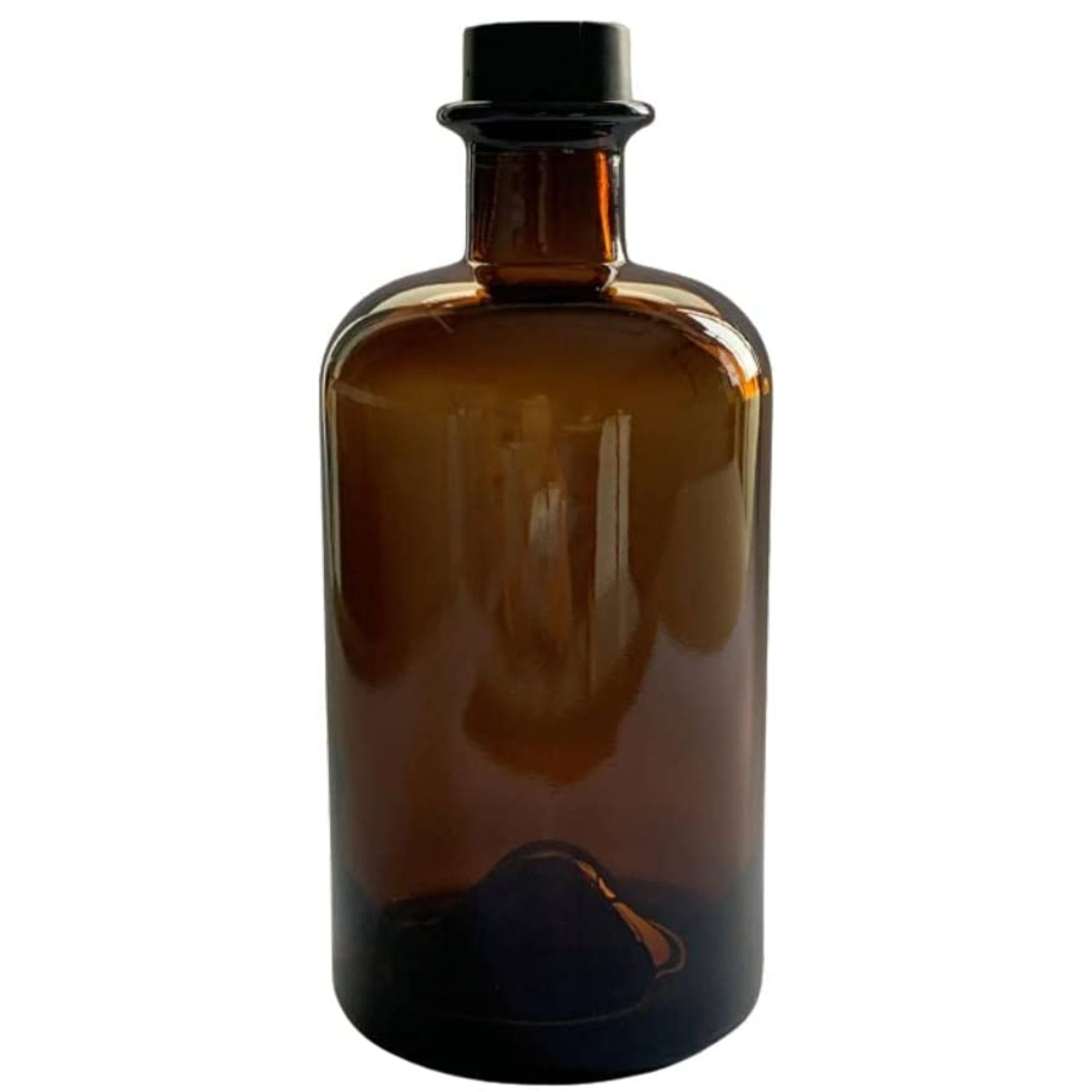 Braune Glasflasche mit Korken 500 ml Vintage Stil Getränkeflasche Braune Glasflasche mit 500 ml Fassungsvermögen, stehend vor weißem Hintergrund, verschlossen mit einem Naturkorken.