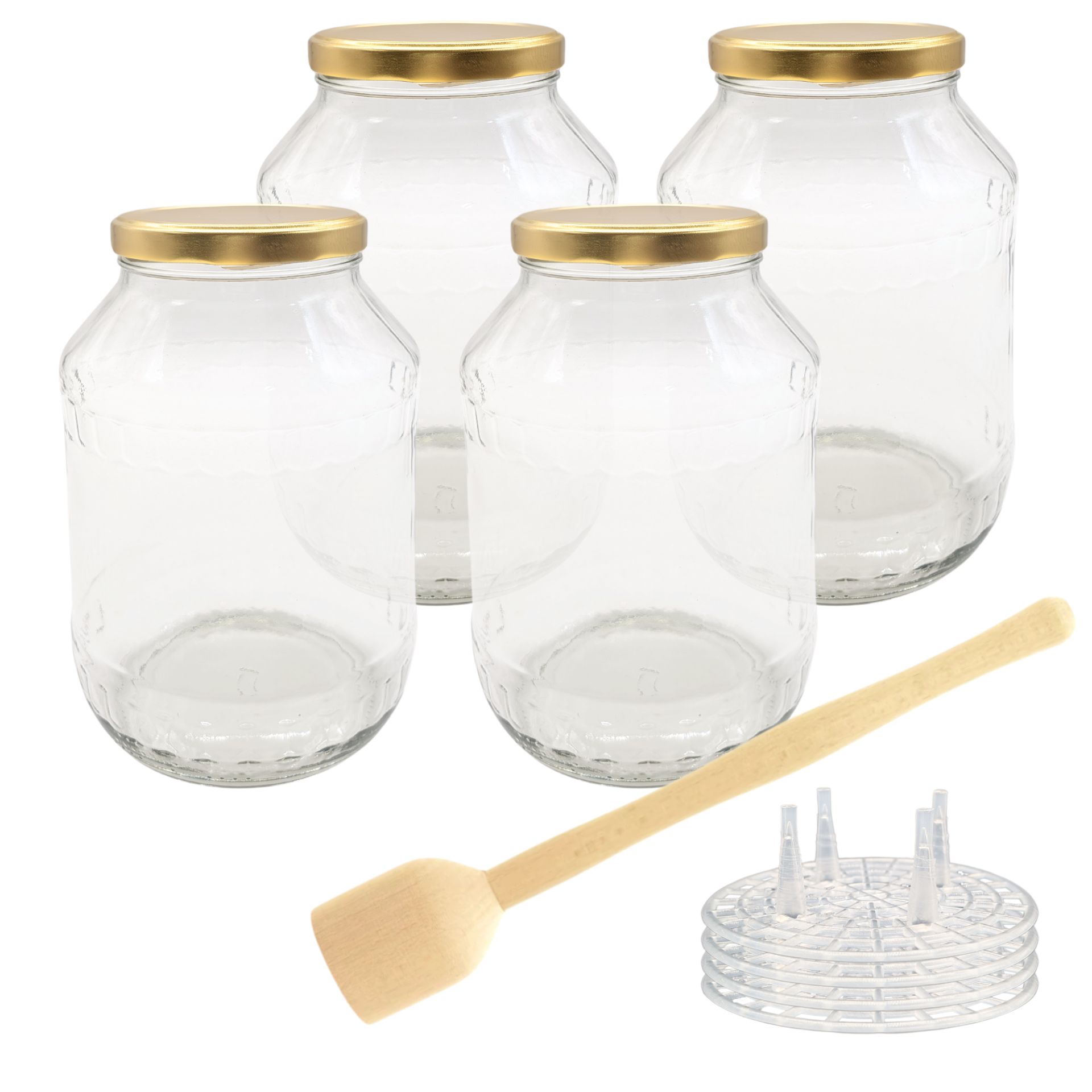 Fermentier-Starter-Set mit vier 2650-ml-Gläsern, jeweils mit Gitterdeckel, einem Holzstampfer und Zubehör auf hellem Untergrund arrangiert.
